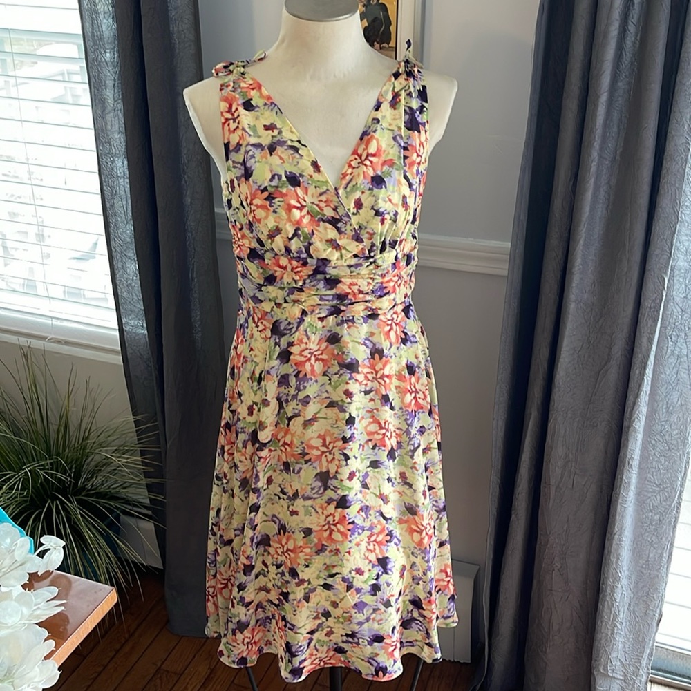 George Floral Print dress w/ zipper back and eye loop closure. Women’s size 6